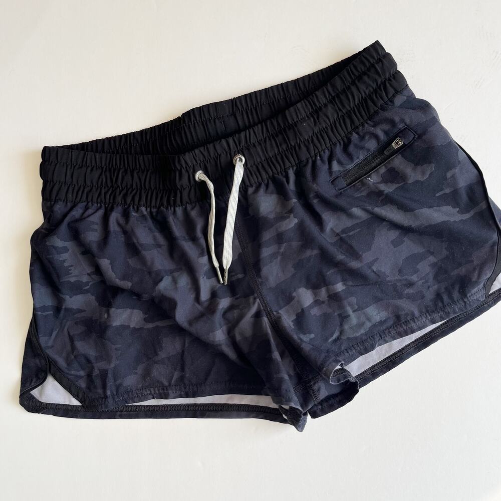 Vuori Clementine Shorts 2.5" Inseam Grey Camo